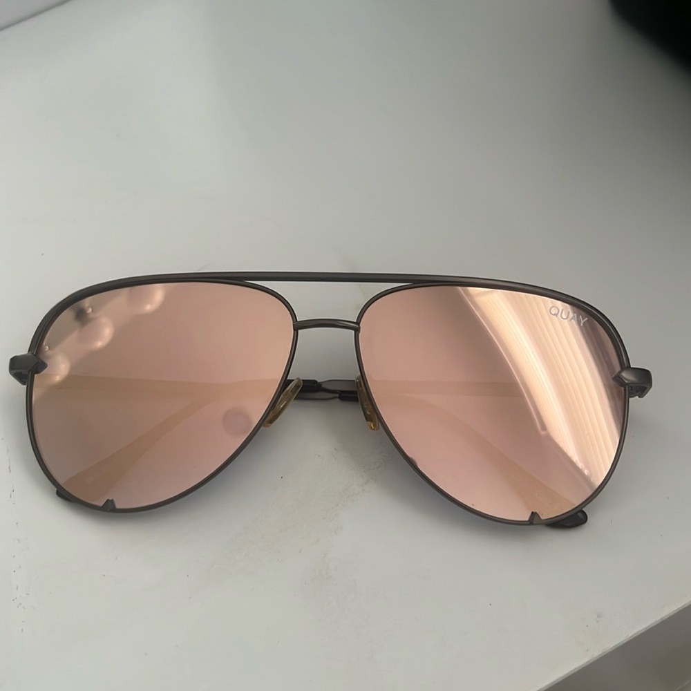 Quay x Desi Perkins Sunglasses. Rose gold.